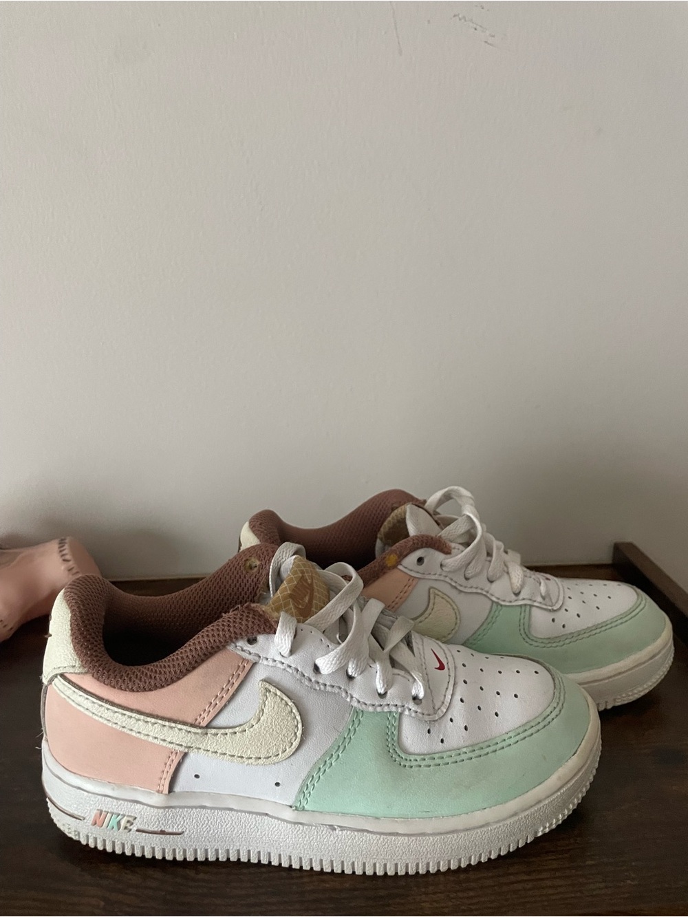 Nike Kids Low-Top Sneakers in White, Mint & Blush